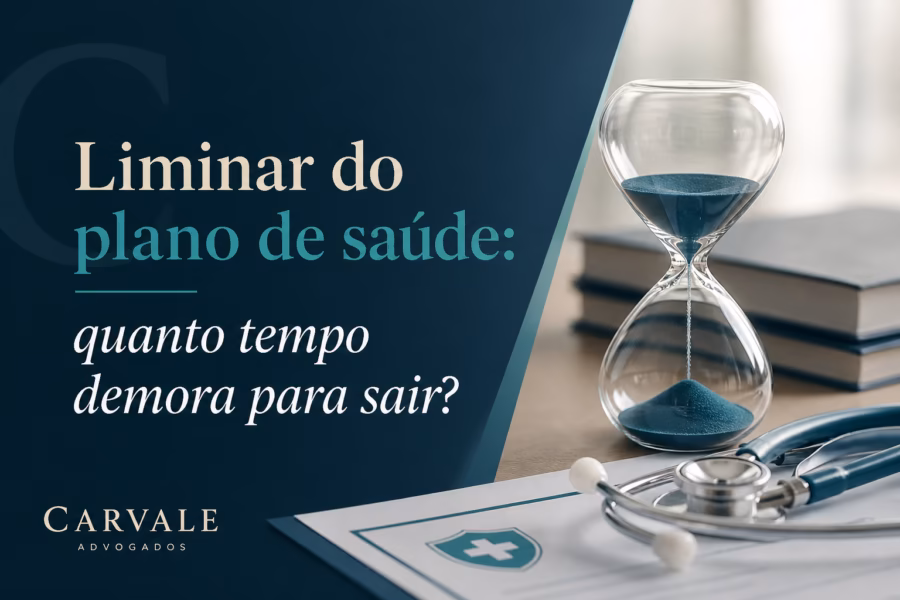 Juiz com cronômetro e documentos em mesa, simbolizando os prazos processuais da liminar contra planos de saúde