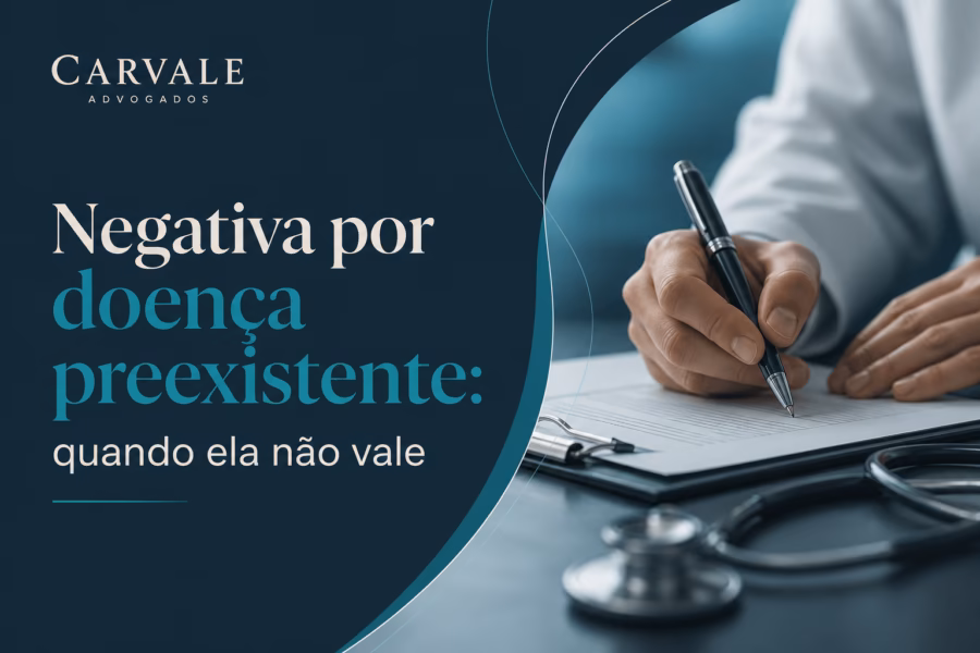 Documentos de contrato e negativa de cobertura sobre mesa, representando discussão de direitos em negativa de plano de saúde por doença preexistente