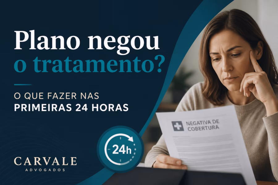 Documentos, protocolo e contrato de plano de saúde sobre a mesa para coleta de evidências após negativa de cobertura