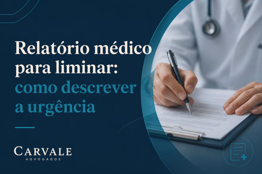 Documentos médicos e legais sobre mesa para preparação de liminar contra plano de saúde