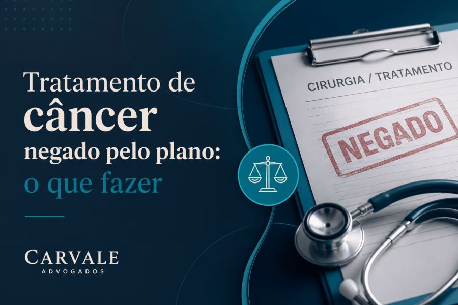 Paciente com câncer consultando documentação sobre negativa de tratamento do plano de saúde com orientações legais
